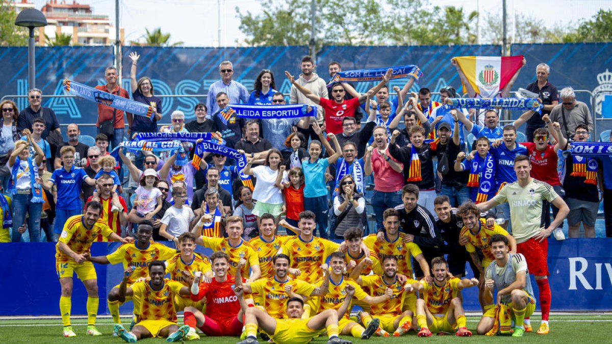 Els jugadors i l’afició desplaçada, que no va fallar en l’última jornada, van celebrar junts la victòria.