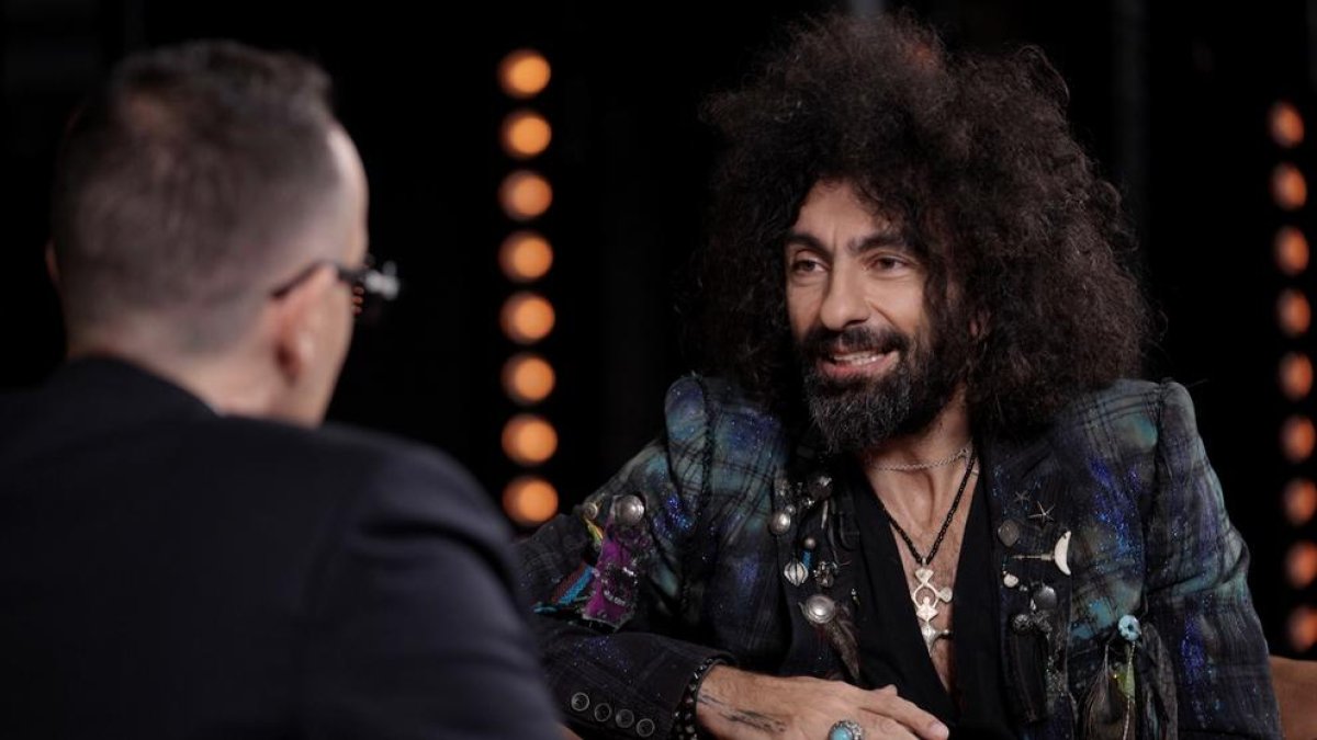 Risto Mejide y el violinista Ara Malikian conversan en el sofá de ‘Viajando con Chester’.