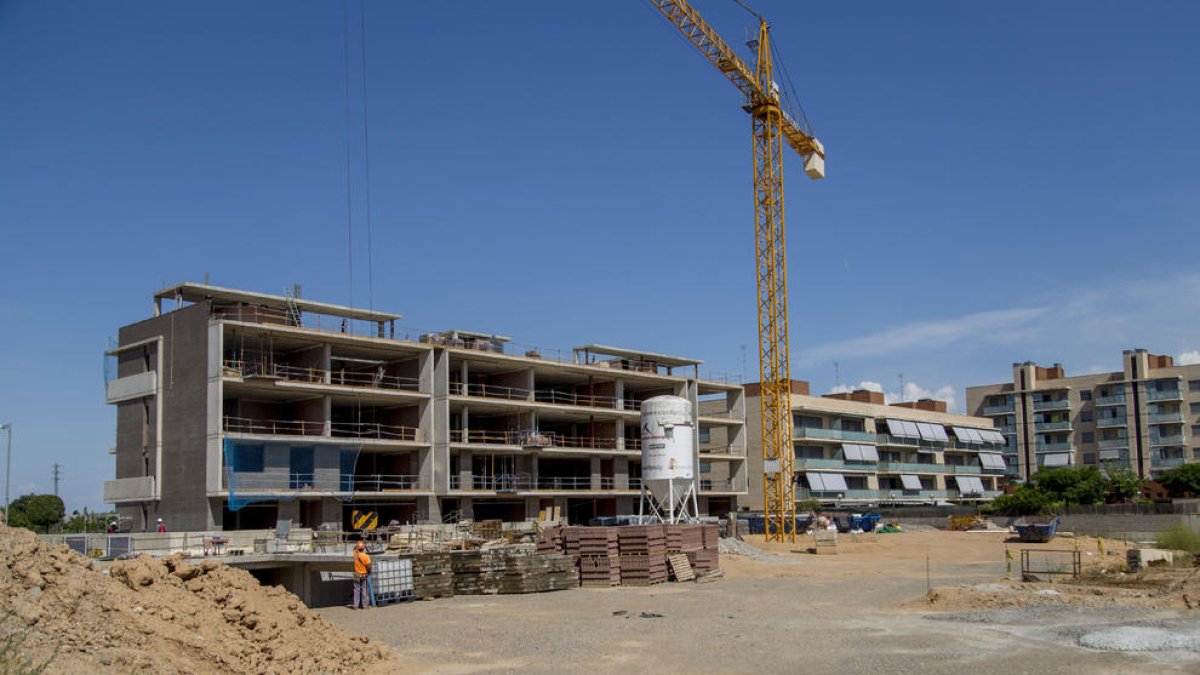 Imagen de archivo de un bloque de viviendas en construcción en el barrio de Pardinyes.