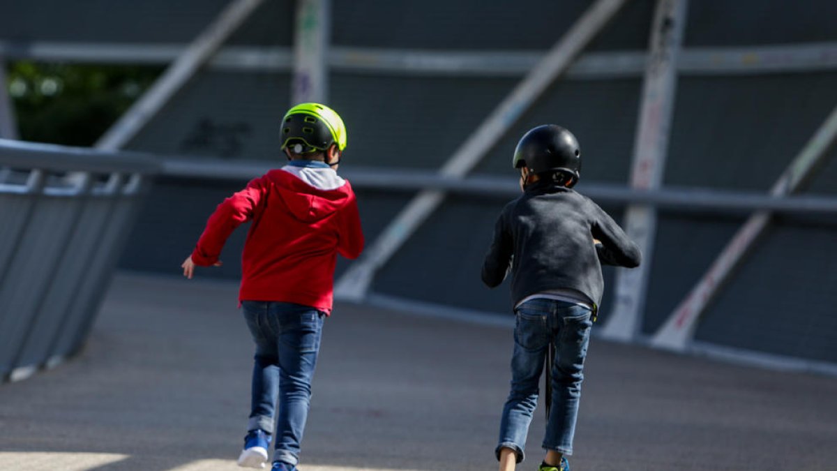 Imagen de archivo de dos niños jugando.