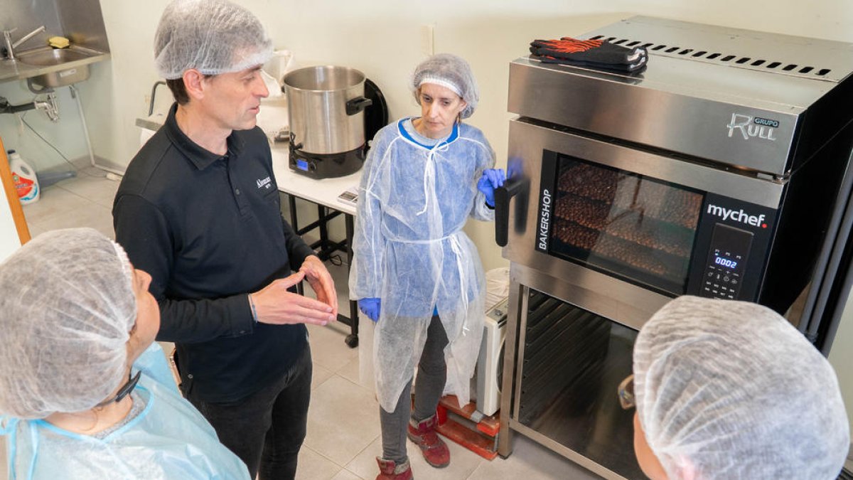 Treballadores del CET de La Torxa, amb Ferran Alemany, gerent de Torrons i Mel Alemany.
