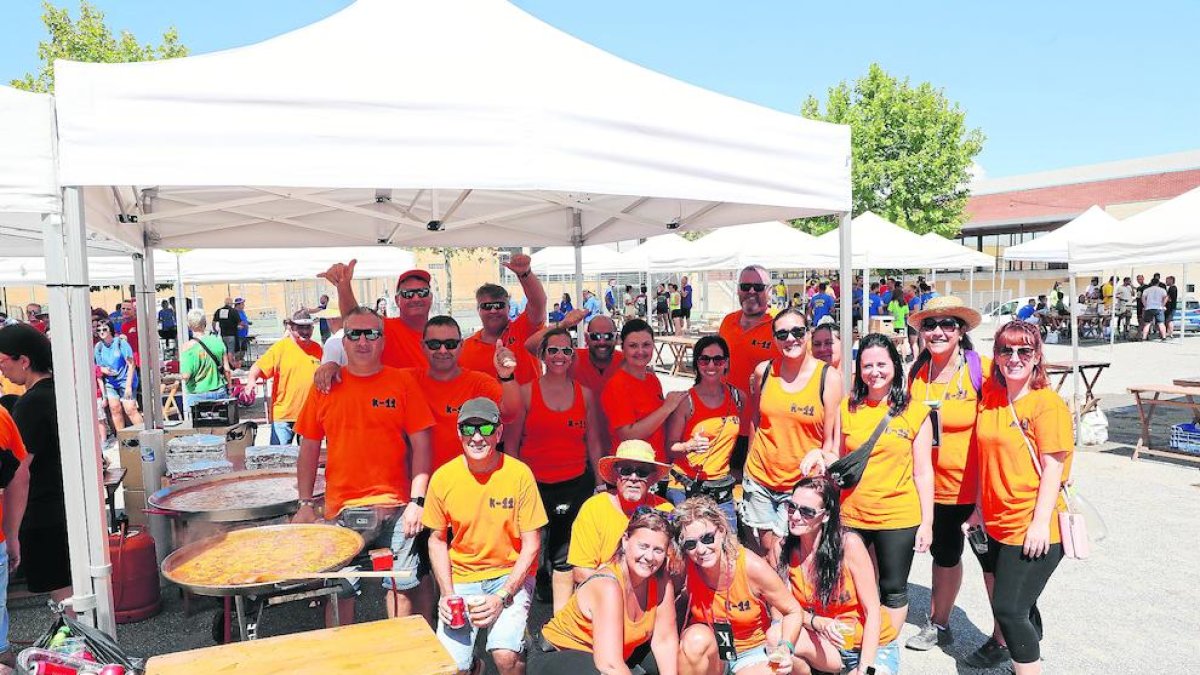 Alcarràs. Una de les penyes participants en la Festa de les Cassoles d’Alcarràs, en la qual va haver-hi el concurs Lo Cullerot i de decoració de taules. Posteriorment va tenir lloc la rua de l’aigua.