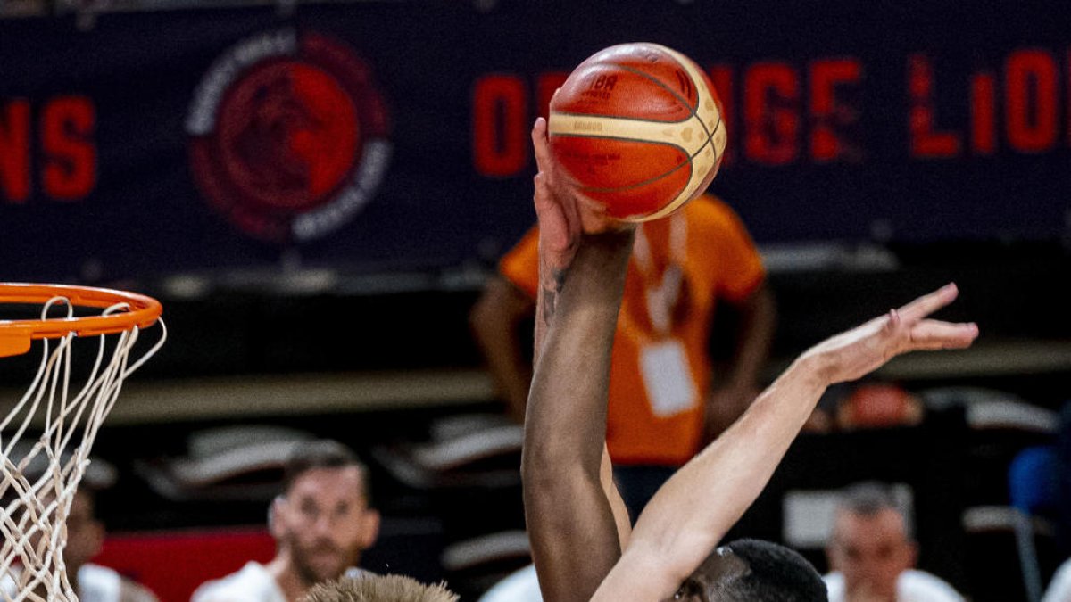 Garuba entra a canasta ante un jugador neerlandés.