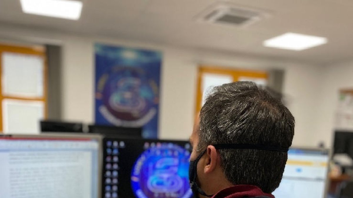 Un agente de la Policía Nacional durante el operativo.