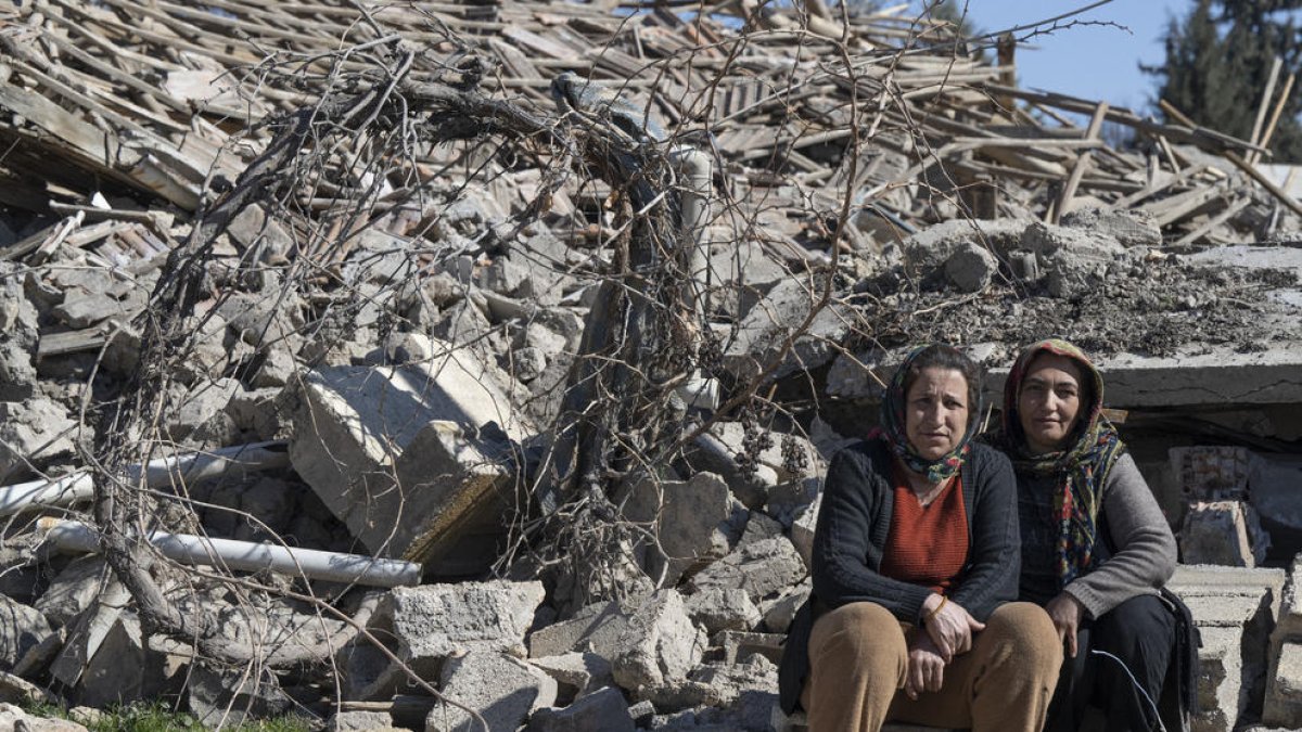 Dos dones assegudes davant la runa d’una casa al centre del llogaret turc d’Ordekdede.