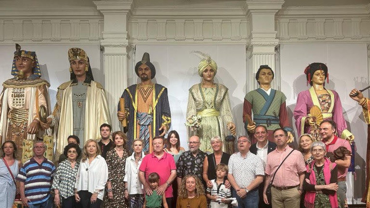 Els Gegants de Lleida llueixen des d'aquest migdia els fanalets amb què participaran en la romeria de Sant Jaume, el pròxim 24 de juliol, pels carrers de la ciutat