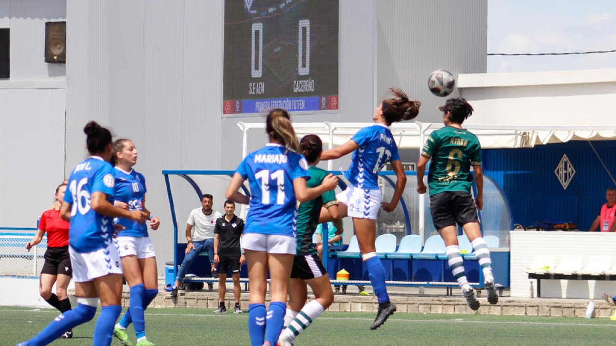 Imagen de uno de los últimos partidos del AEM femenino en su campo esta temporada.
