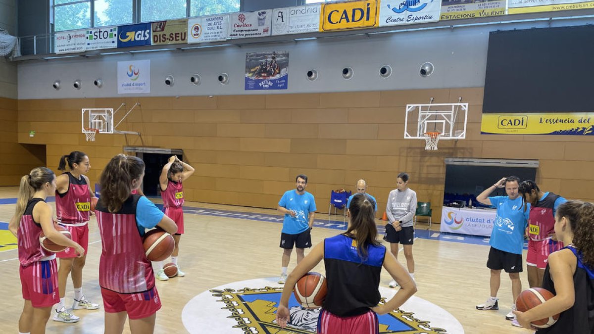 Jugadores del Cadí la Seu rebent indicacions de Jordi Acero, l’entrenador.