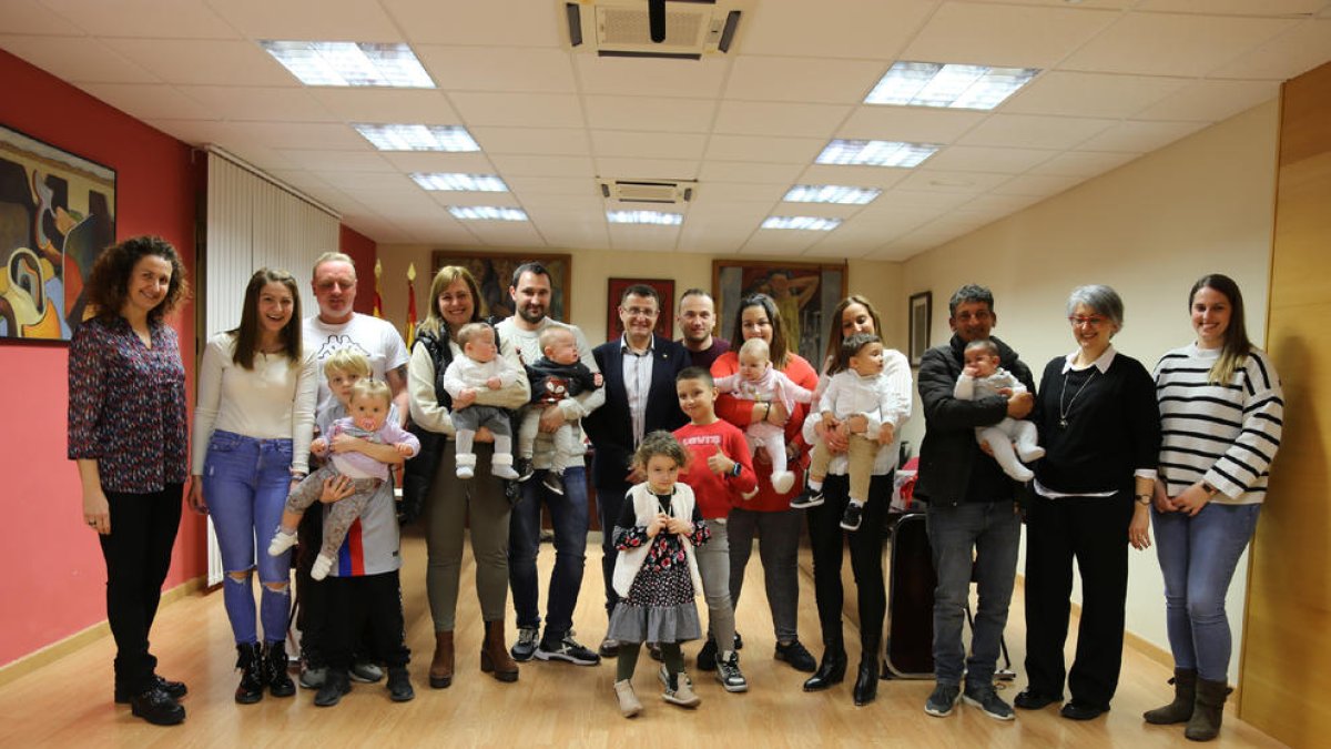 L’acte d’entrega dels xecs nadó a les famílies que se’n beneficiaran aquest any.