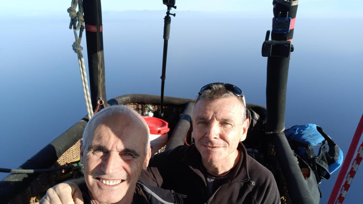 De izquierda a derecha, Àngel Aguirre y Miquel Mesegué durante el vuelo de Calpe a Ibiza.