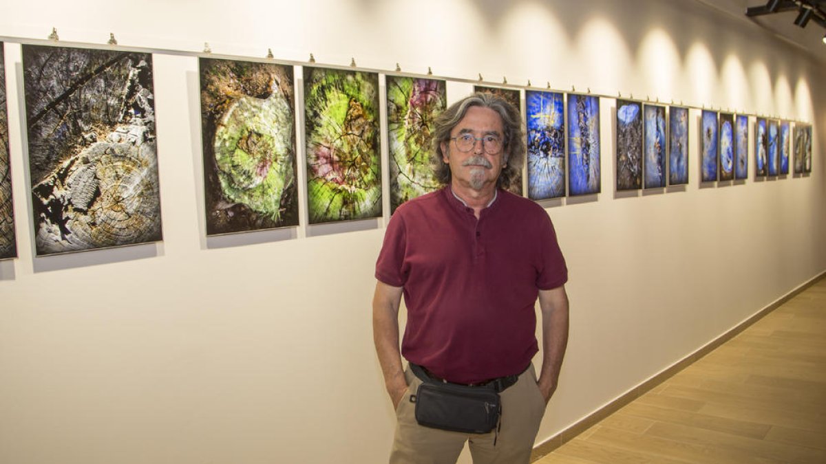 Antonio Galeote, davant de les imatges que formen part de ‘La química de l’art’.