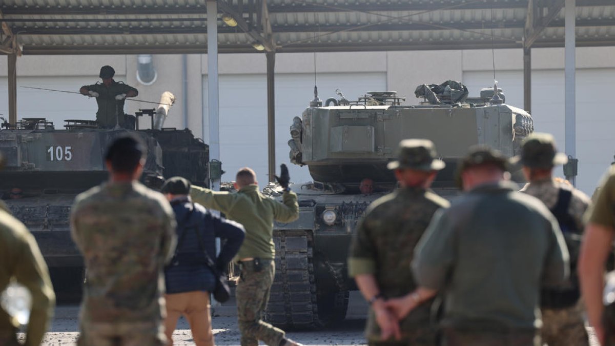 Militares españoles y ucranianos ayer en el Centro de Adiestramiento de San Gregorio, en Zaragoza.
