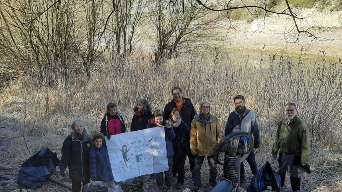 Retiren 120 quilos de plàstics i altres residus del pantà d'Oliana
