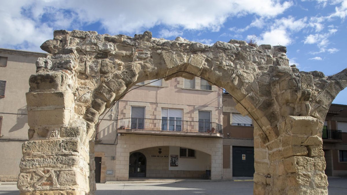 Vista del ayuntamiento de Anglesola, con alcaldesa desde hace 20 años y que volverá a tener una el próximo mandato
