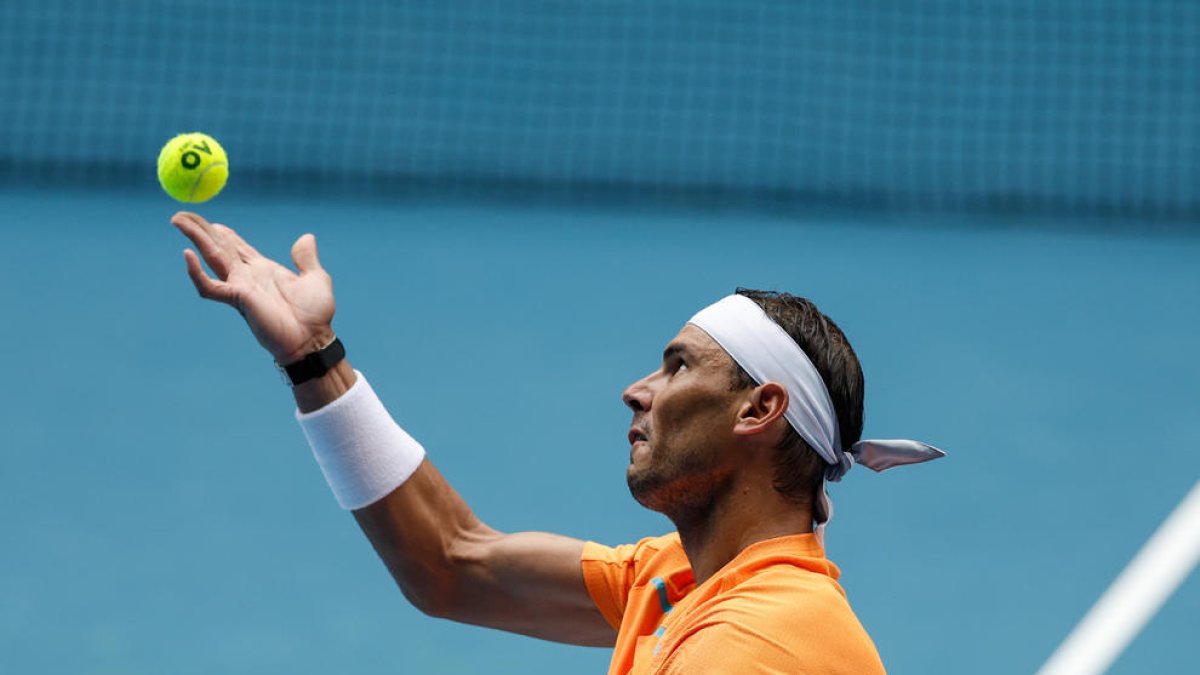 Nadal intenta ejecutar un servicio durante el partido de ayer.