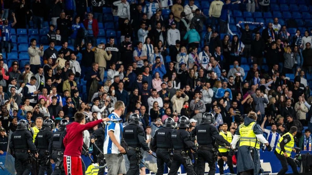 Seguidores del Espanyol invadieron el campo al final del partido.