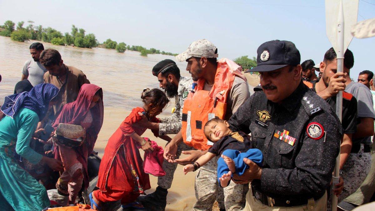 Evacuación de algunas de las personas en Pakistán.