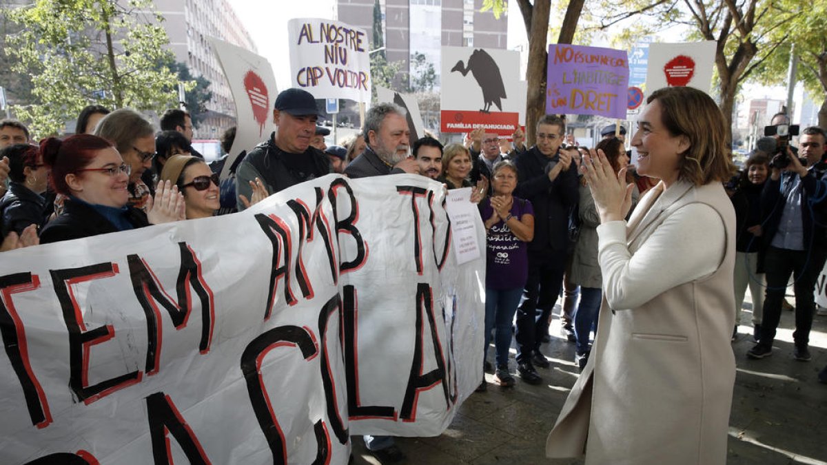 Colau recibió el apoyo de un grupo de ciudadanos.