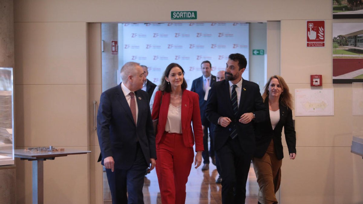 El representante del CZFB, la ministra de Industria y los consellers de Empresa y Economía.