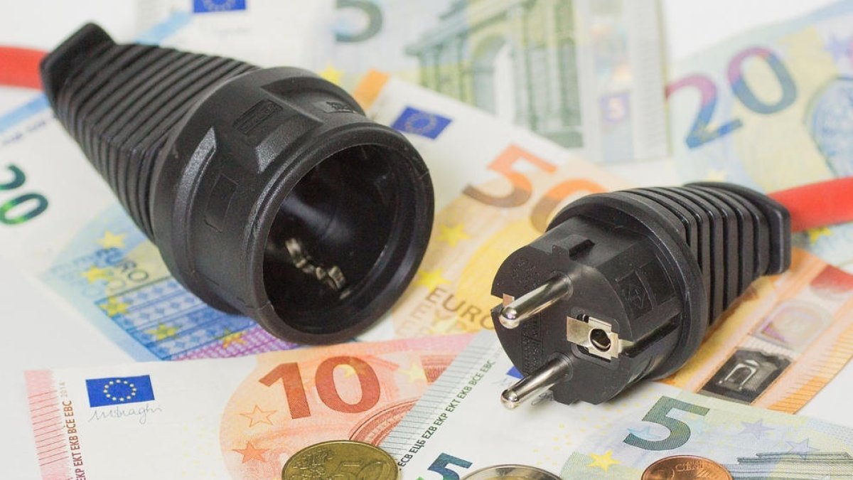 El preu de la llum es desploma un 61,74% avui dimarts, fins als 4,48 euros/MWh.
