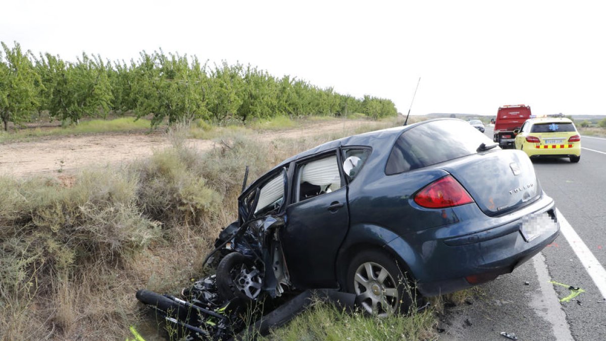 El cotxe va acabar a la cuneta després d’envestir les dos motocicletes.