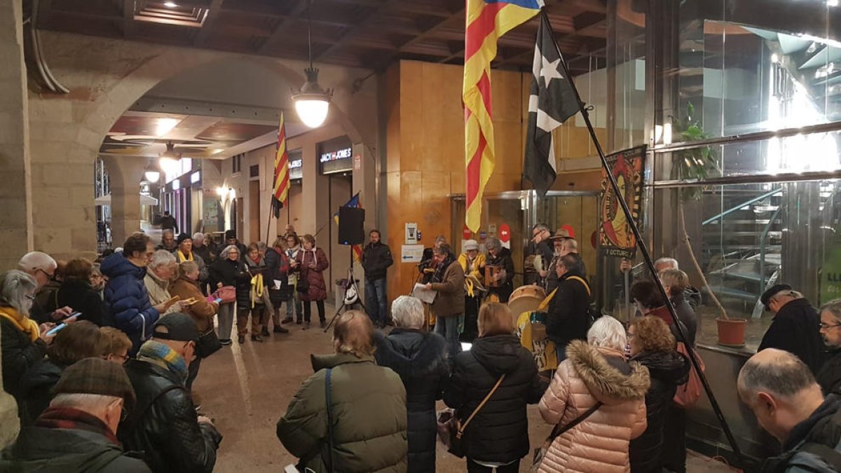 Concentración de los Cantaires, ayer, junto a la Paeria.