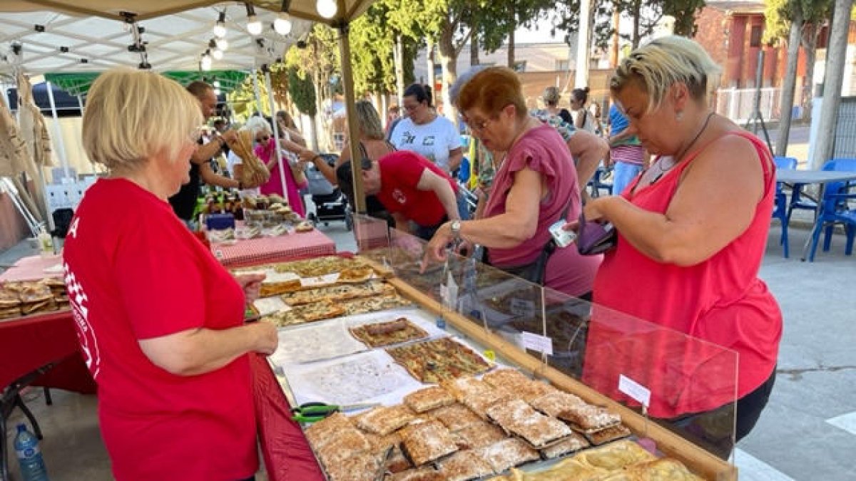 Clients en una de les parades del Mercat Gourmand.