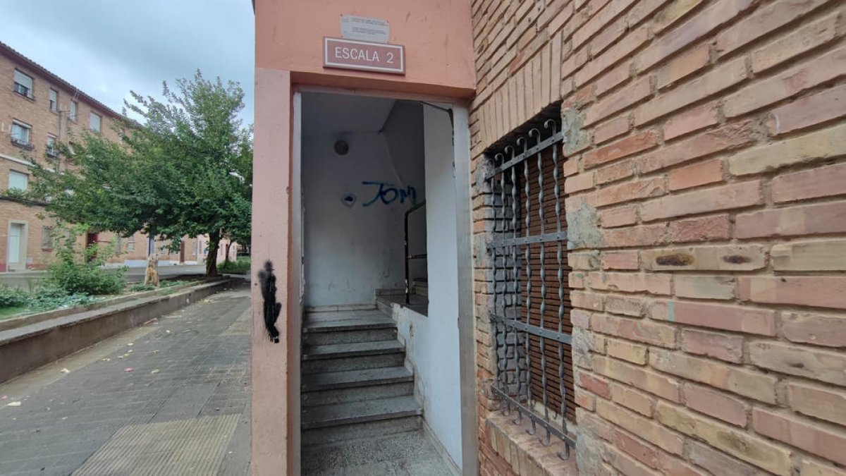 Imatge de la porta d’entrada del bloc.