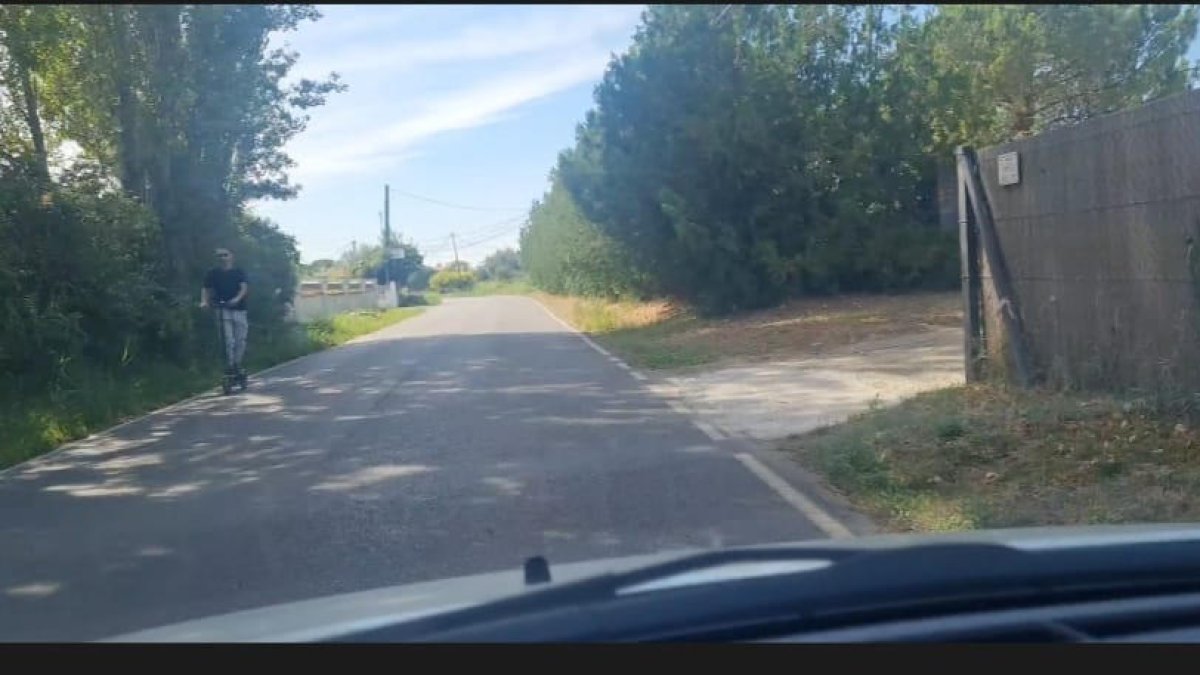 Un vehicle es creua un patinet al Camí de la Mariola.