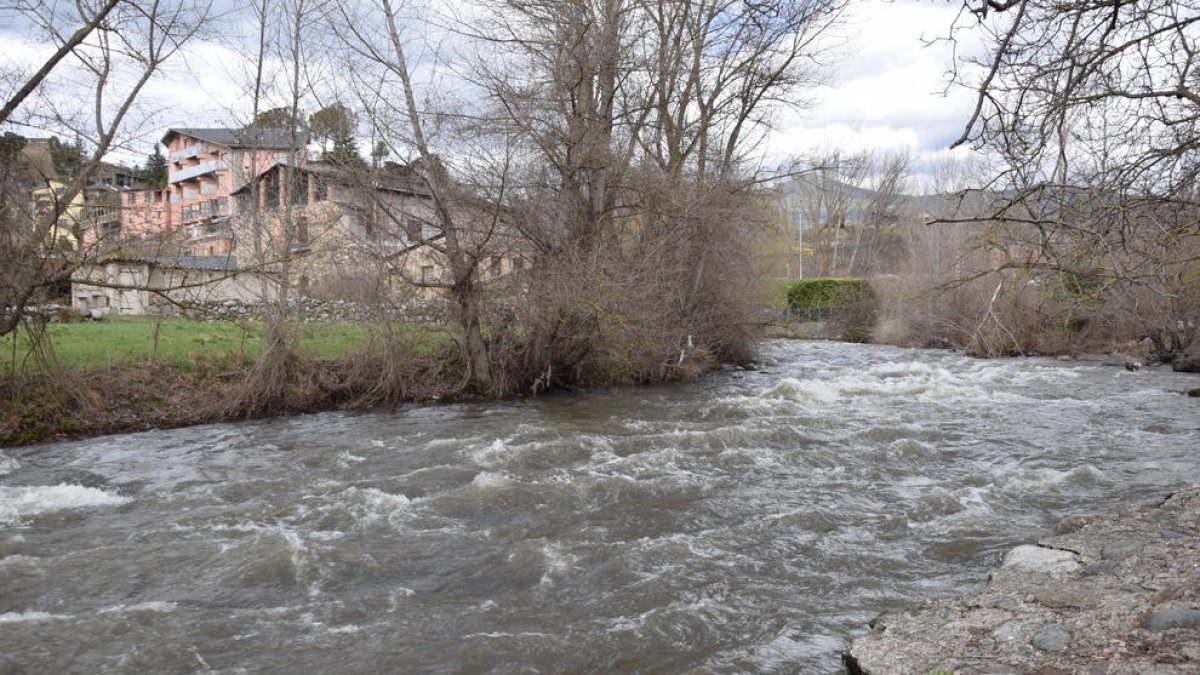 Imagen de ayer del río Valira a su paso por La Seu d’Urgell.