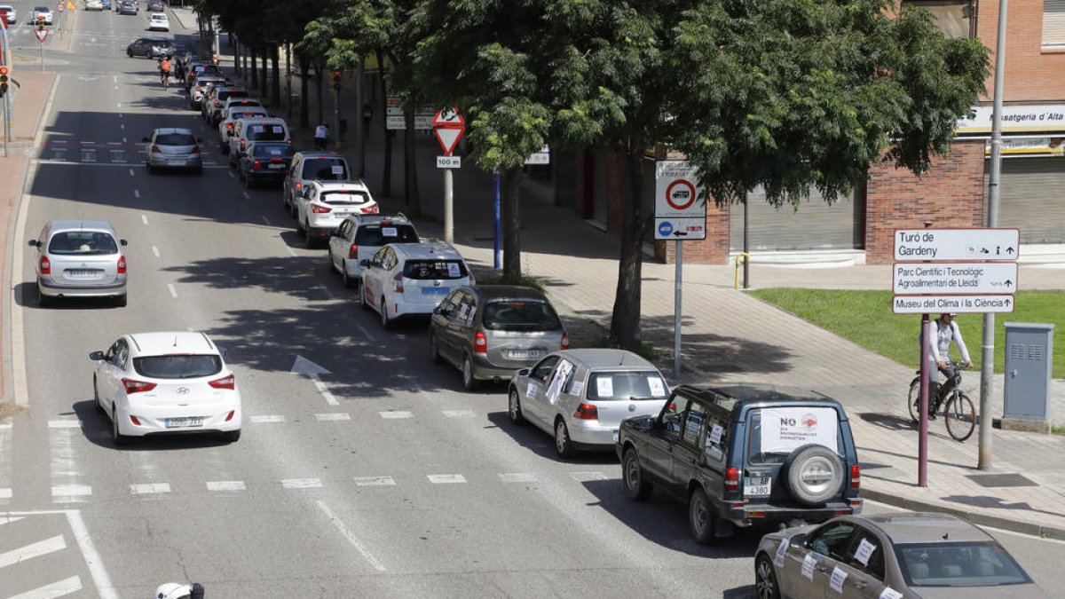 La marcha lenta recorrió toda la ciudad generando problemas de tráfico en varios puntos como la avenida de l’Excèrcit o la plaza Europa.