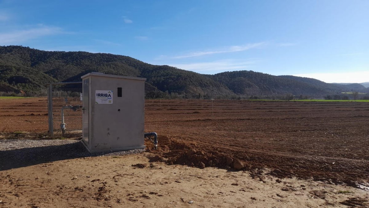 Una de les finques de Peramola amb la instal·lació del nou reg.