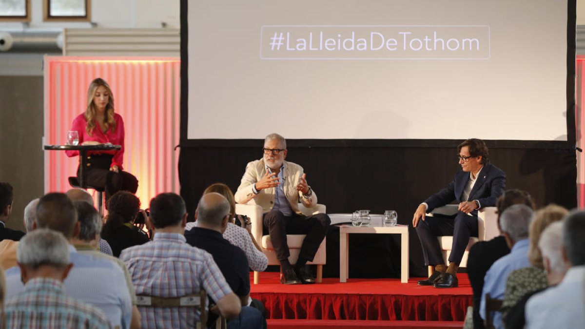 Larrosa es va presentar com a alcaldable conversant amb Illa al Mercat del Pla davant de 250 persones.