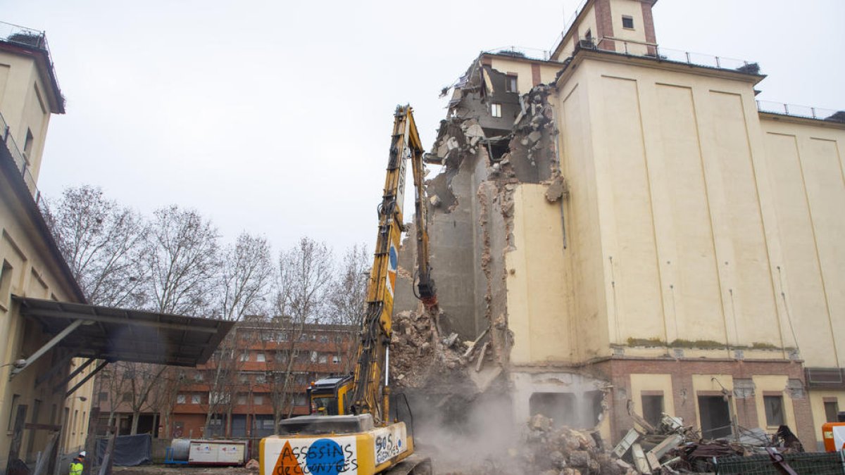 L’empresa Delta Punt Enderrocs va prosseguir ahir els treballs de demolició de les sitges del Senpa.