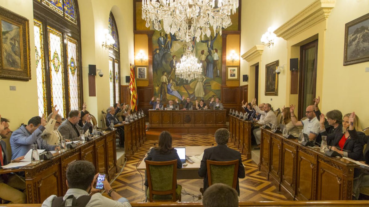 Un moment del ple celebrat ahir per la Diputació.