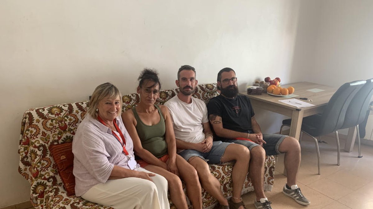 Toñi Segura, Juana, Josep Agustí i Pau Freixes, al pis de la Juana.