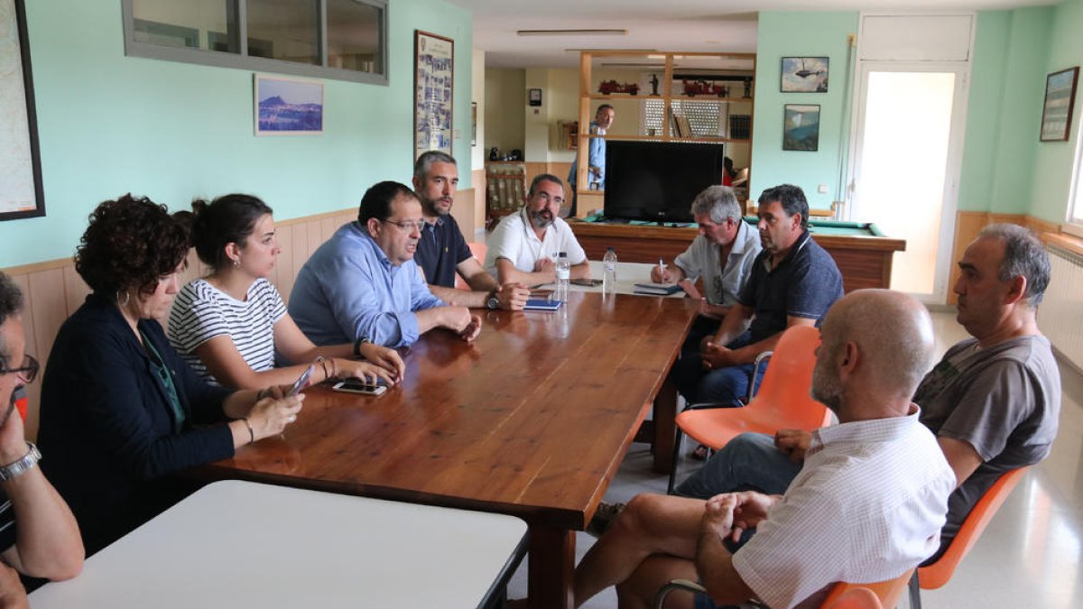 Alcaldes y concejales de la Noguera se reunieron ayer con el conseller de Interior.