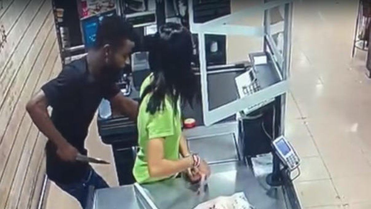 Moment en què el lladre va amenaçar una caixera amb un ganivet.