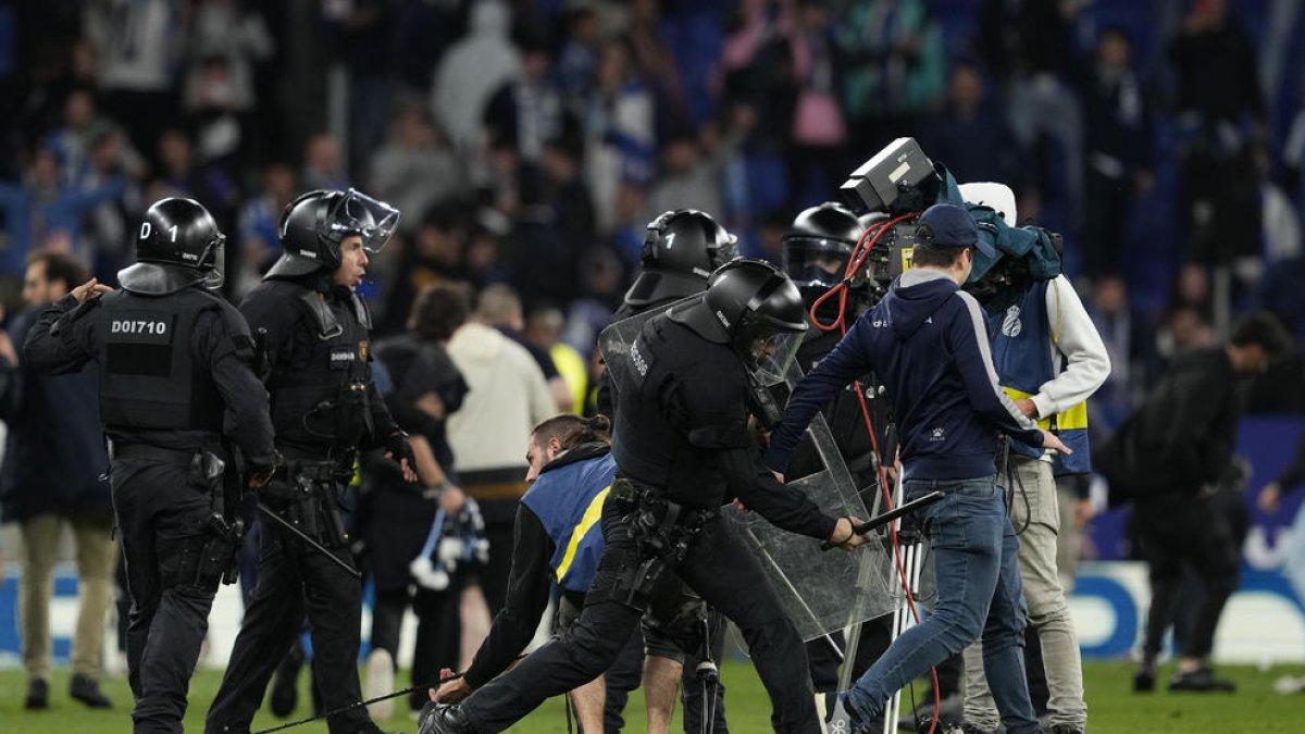 LaLiga estudia las imágenes de la invasión y denunciará a sus responsables