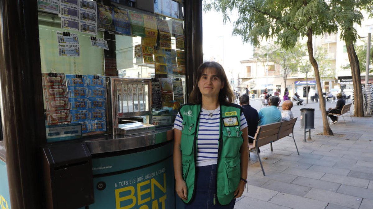 Sandra Silva va vendre el bitllet premiat des del seu quiosc de la plaça del Treball.