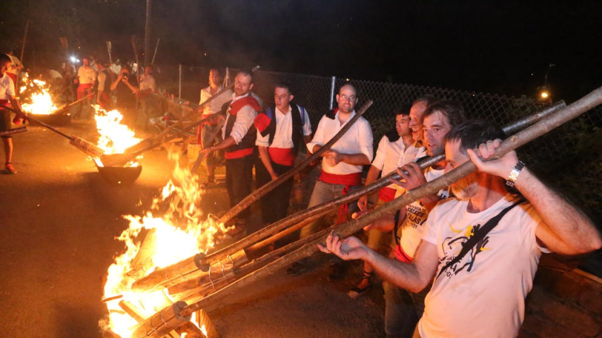 Los ‘fallaires’ de La Pobla de Segur encendieron las antorchas al llegar a la población.