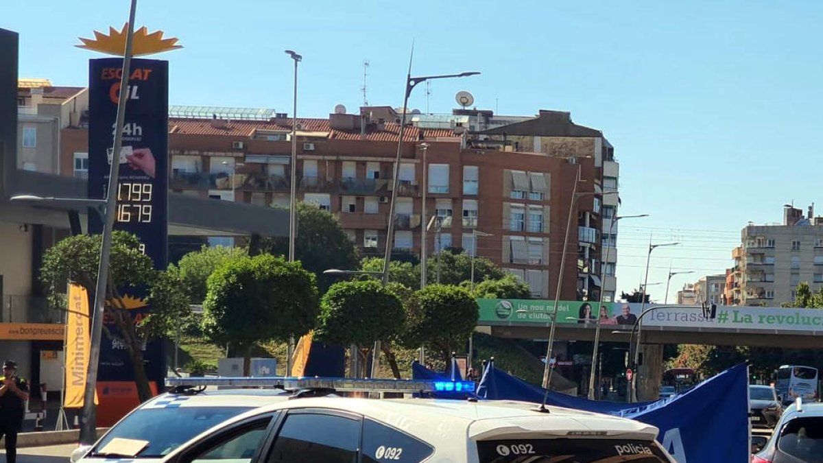 Dos cotxes de la Policia Municipal de Terrassa a la zona de l'atropellament mortal d'una dona de 75 anys.