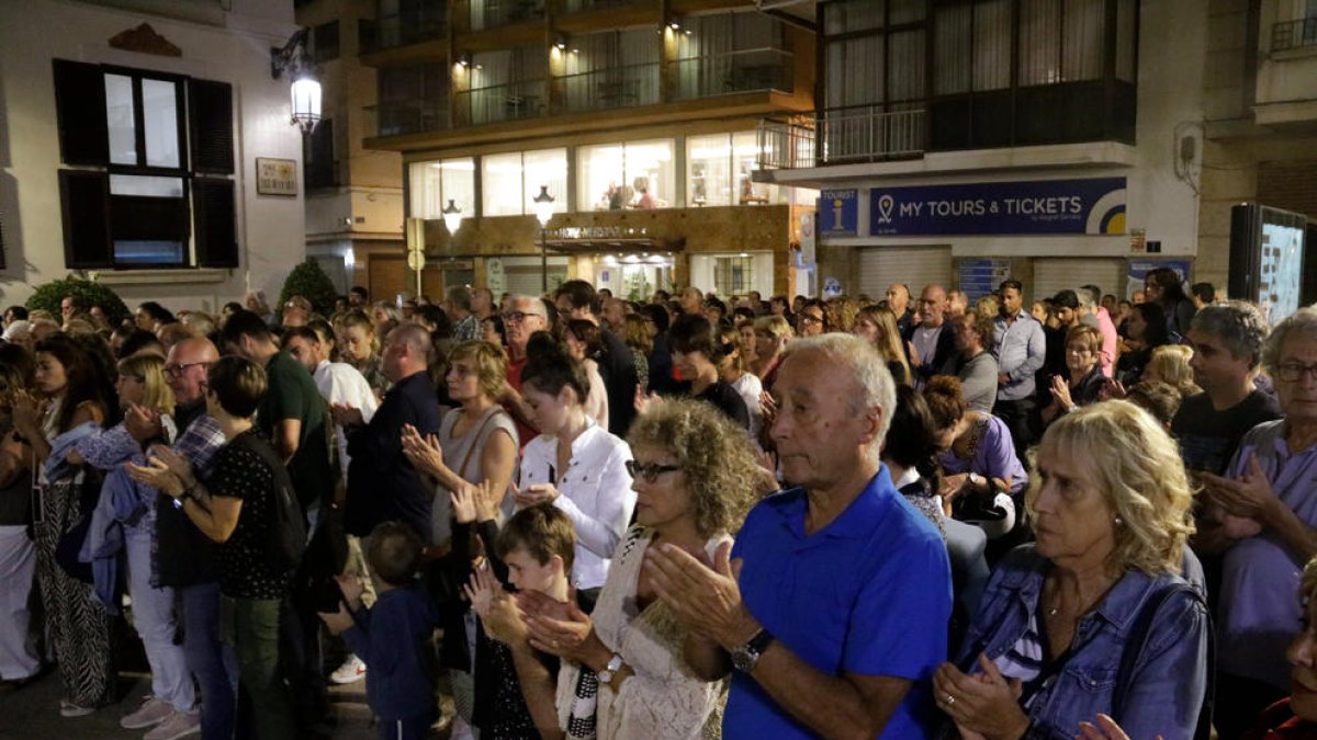 Els veïns de Lloret de Mar van retre un homenatge a les víctimes.