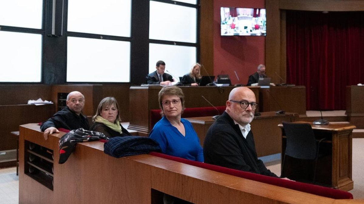 Los exmiembros de la Mesa del Parlament, Lluís Guidó (Junts); Ramona Barrufet (PDeCAT); Anna Simó (ERC) y Lluís Corominas (Junts), durante un juicio este martes 14 de marzo.