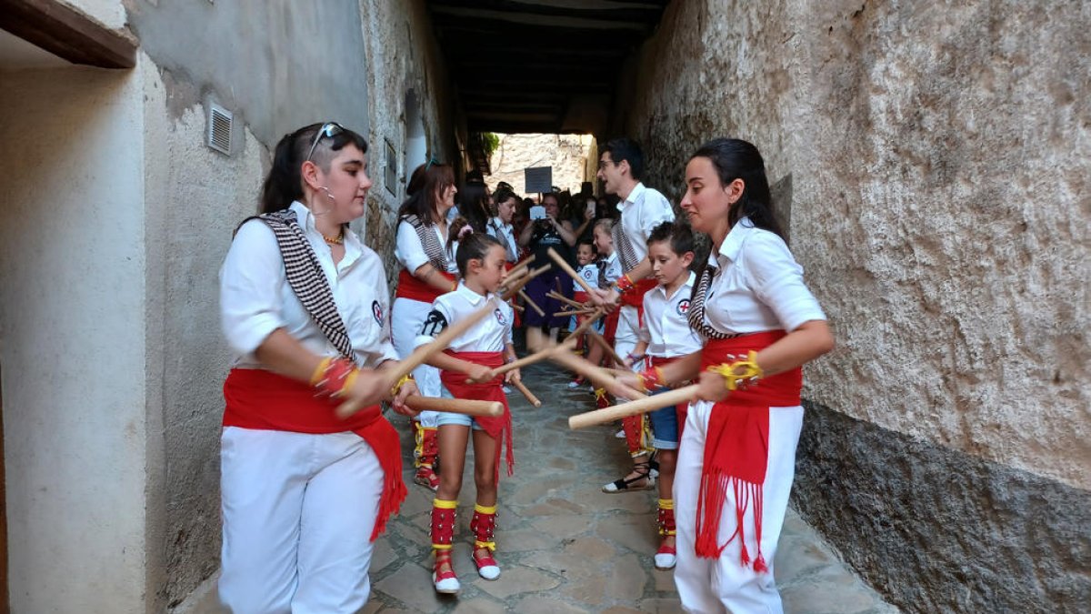 Un momento de la Trobada Bastonera, que contó con multitud de grupos de ‘bastoners’ y ‘gegants’.