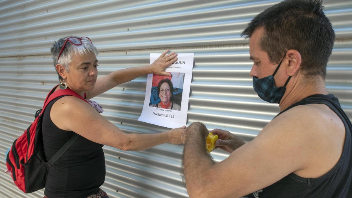 Familiares de Isabel Teruel Carrillo colgando carteles.