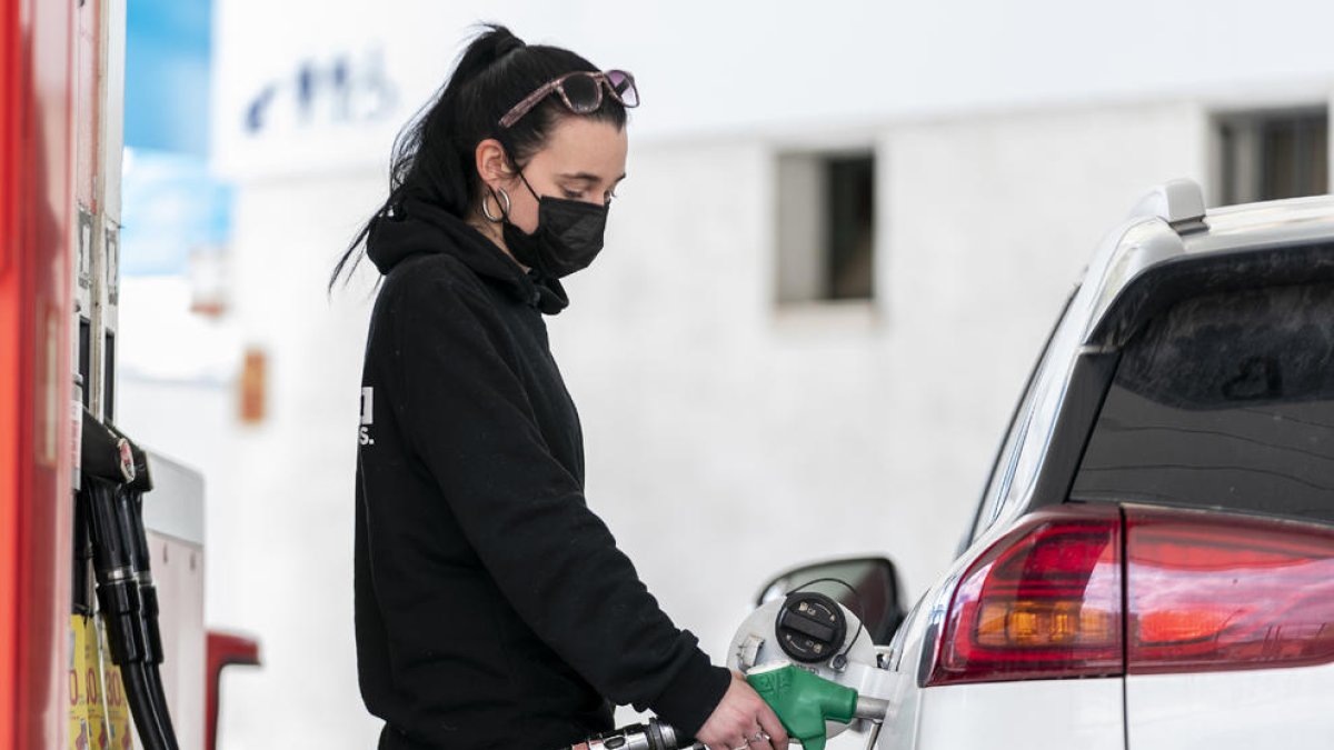 La escalada de precios convierte en una operación cada vez más cara llenar el depósito del coche.