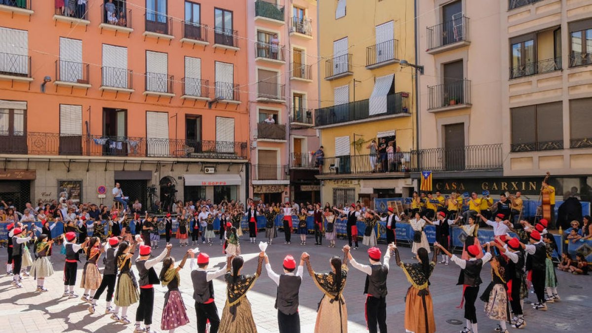 La plaza Patalín volvió a ser el escenerio de la representación del Ball Cerdà.