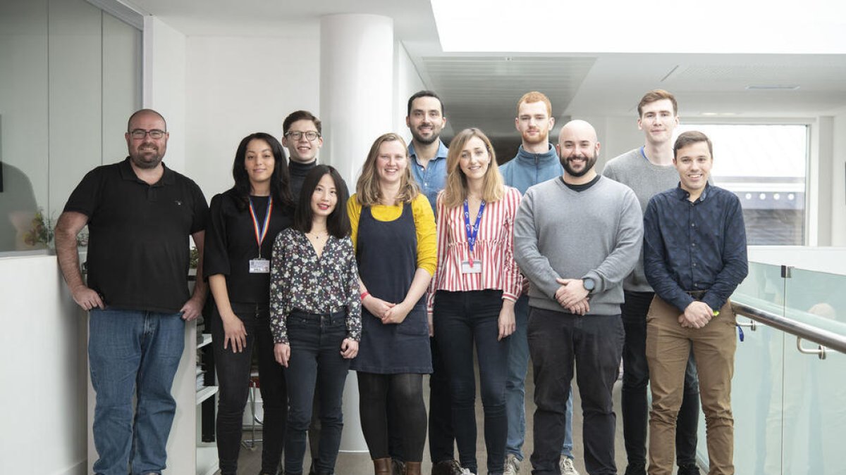 Asier Unciti, en la izquierda de la imagen, junto a su equipo de investigación.
