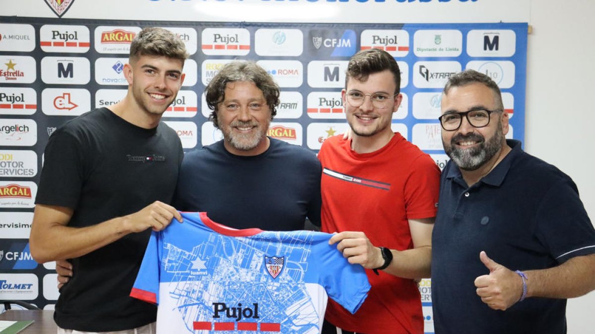 Lluc Gibert, primero por la izquierda, durante la presentación como jugador del Mollerussa.
